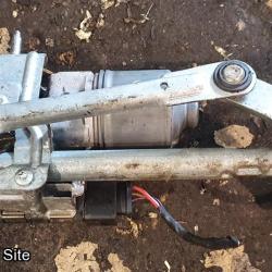 VW Golf Plus Left Side Wiper Linkage And Motor 2006
