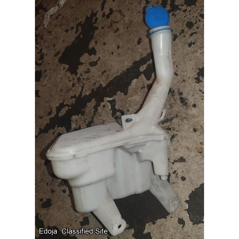 Toyota Yaris Washer Bottle And Pumps 2009