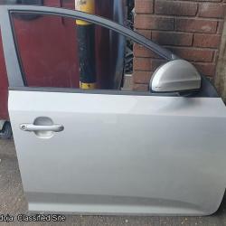 Kia Ceed Right Side Front Door Silver And Mirror 2007