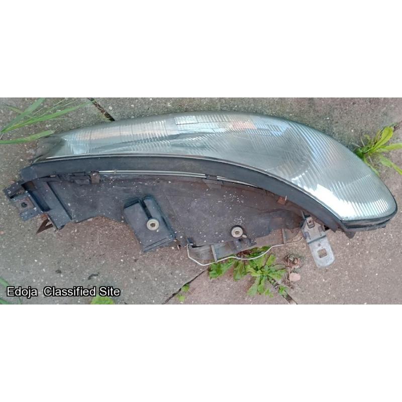 Ford Mondeo Mk1 Right Side Headlight 1997